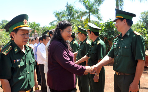 ທ່ານນາງຮອງປະທານສະພາແຫ່ງຊາດ ຕອງທິຟ໋ອງ ເຮັດວຽກກັບທະຫານຊາຍແດງແຂວງບິ່ງເຟື໋ອກ